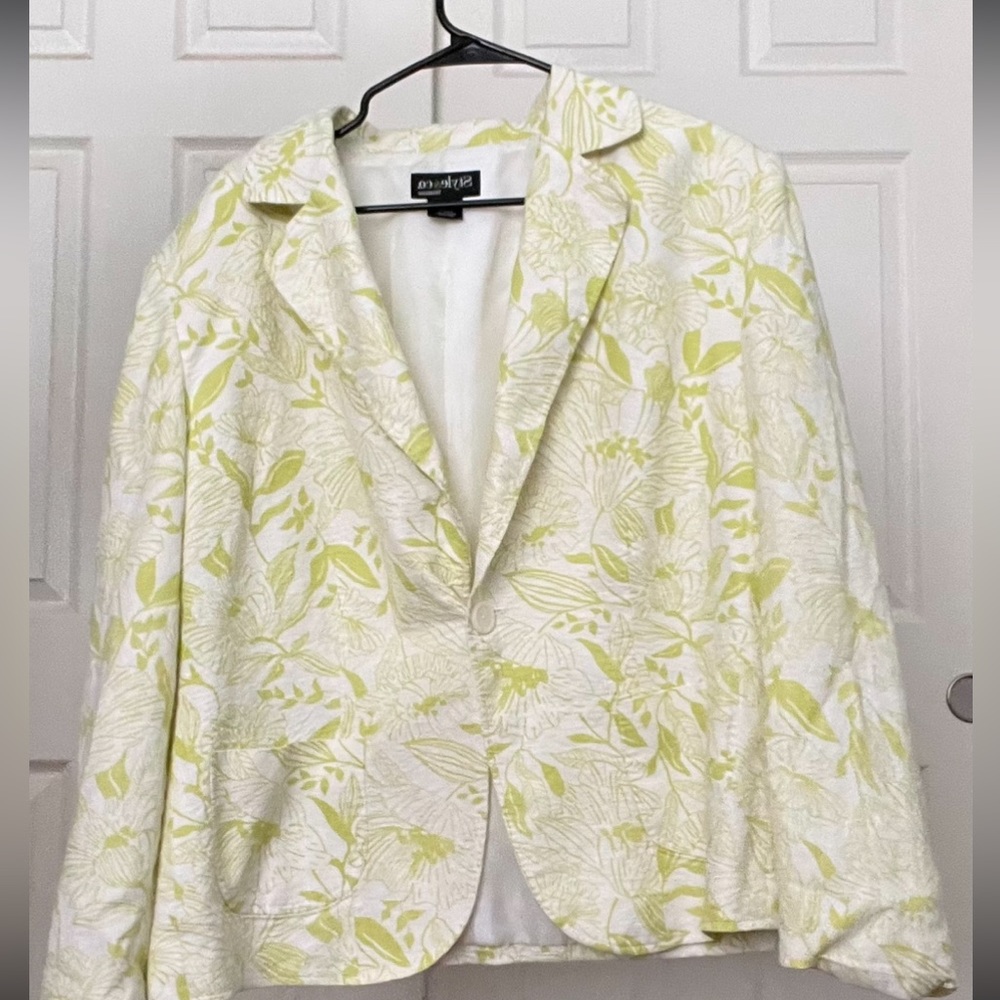 Style&Co blazer, size 22W, light greens and white, with shoulder shoulder pads